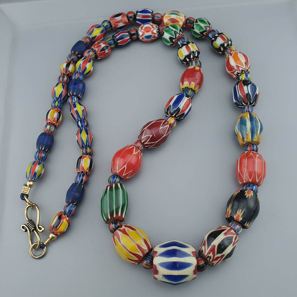 Collier de perles en verre chevron multicolore de style vénitien ancien
