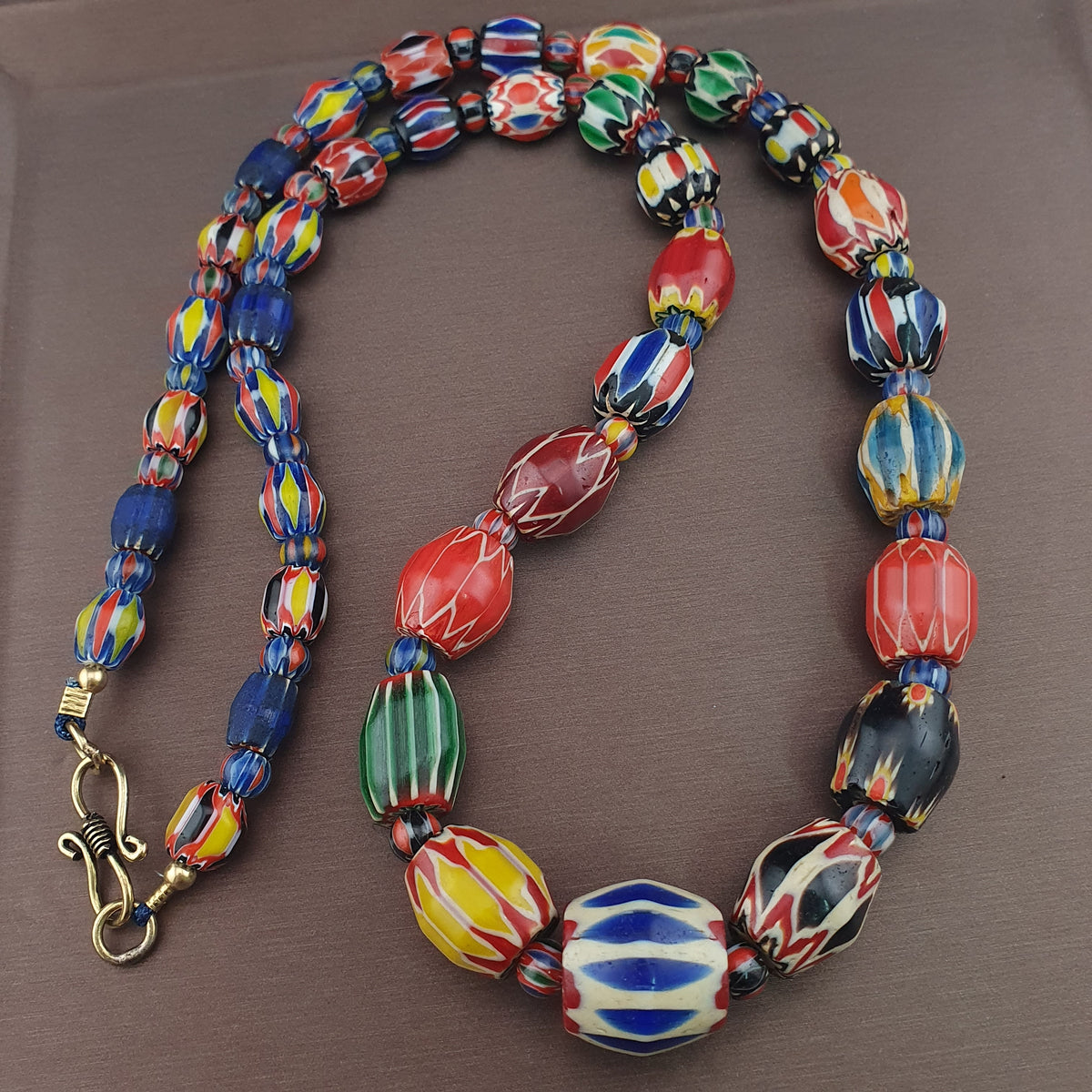 Collier de perles en verre chevron multicolore de style vénitien ancien