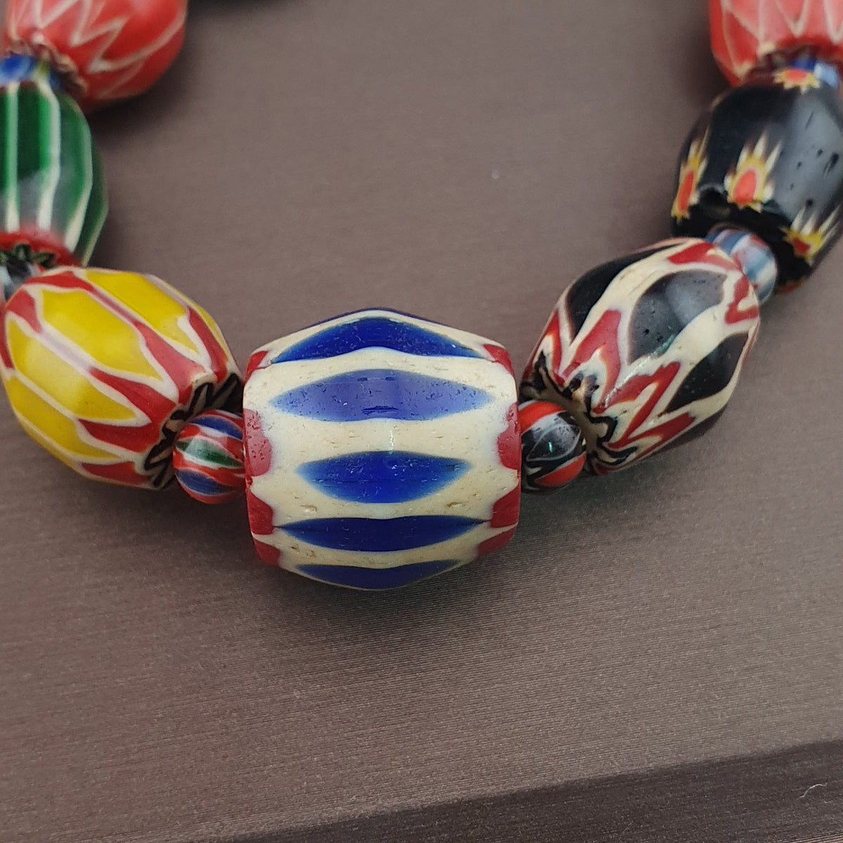 Collier de perles en verre chevron multicolore de style vénitien ancien