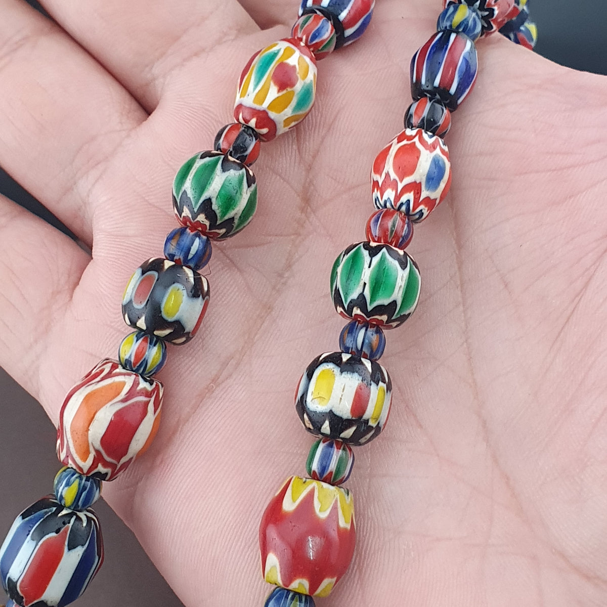 Collier de perles en verre chevron multicolore de style vénitien ancien