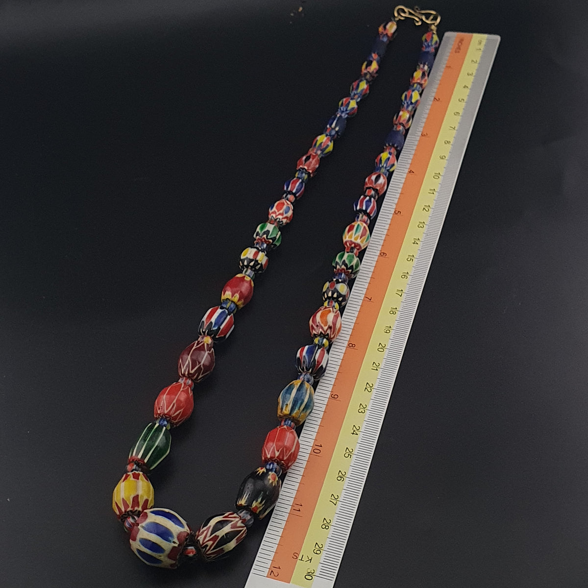 Collier de perles en verre chevron multicolore de style vénitien ancien