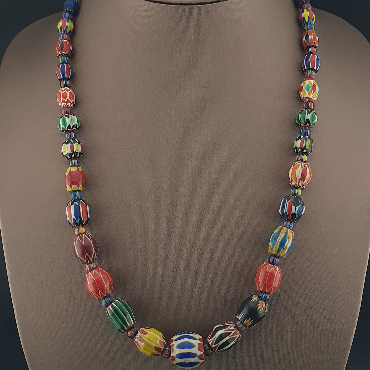 Collier de perles en verre chevron multicolore de style vénitien ancien