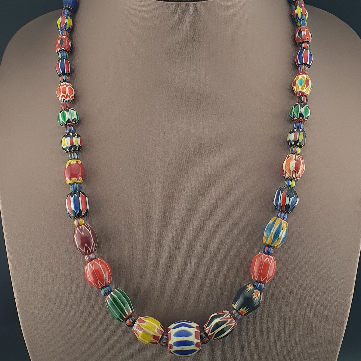 Collier de perles en verre chevron multicolore de style vénitien ancien
