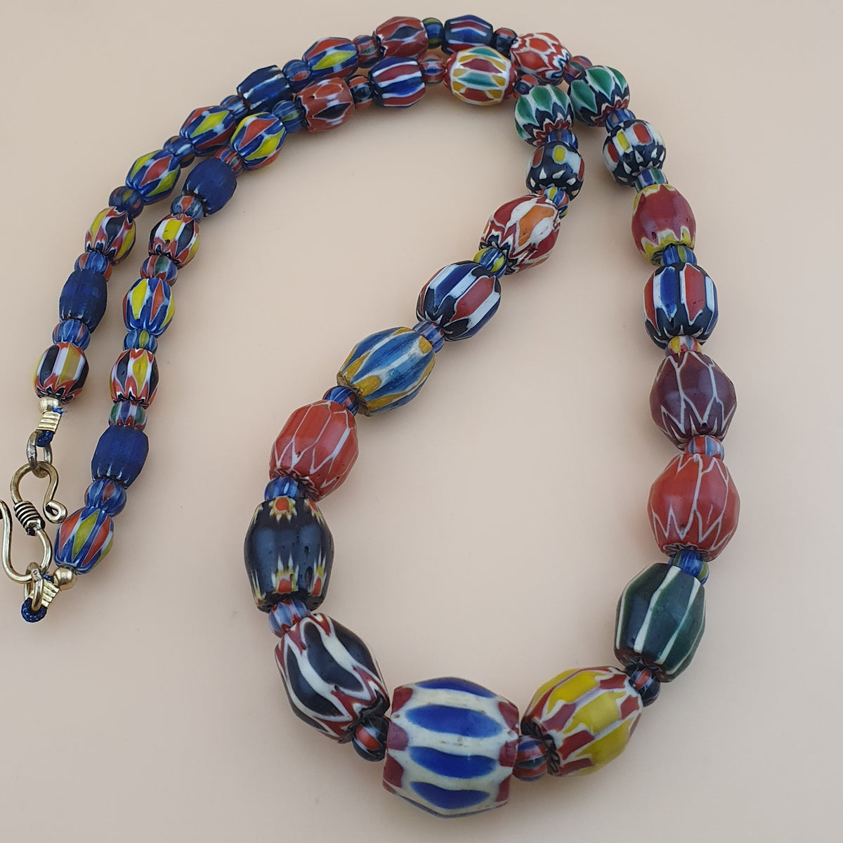 Collier de perles en verre chevron multicolore de style vénitien ancien