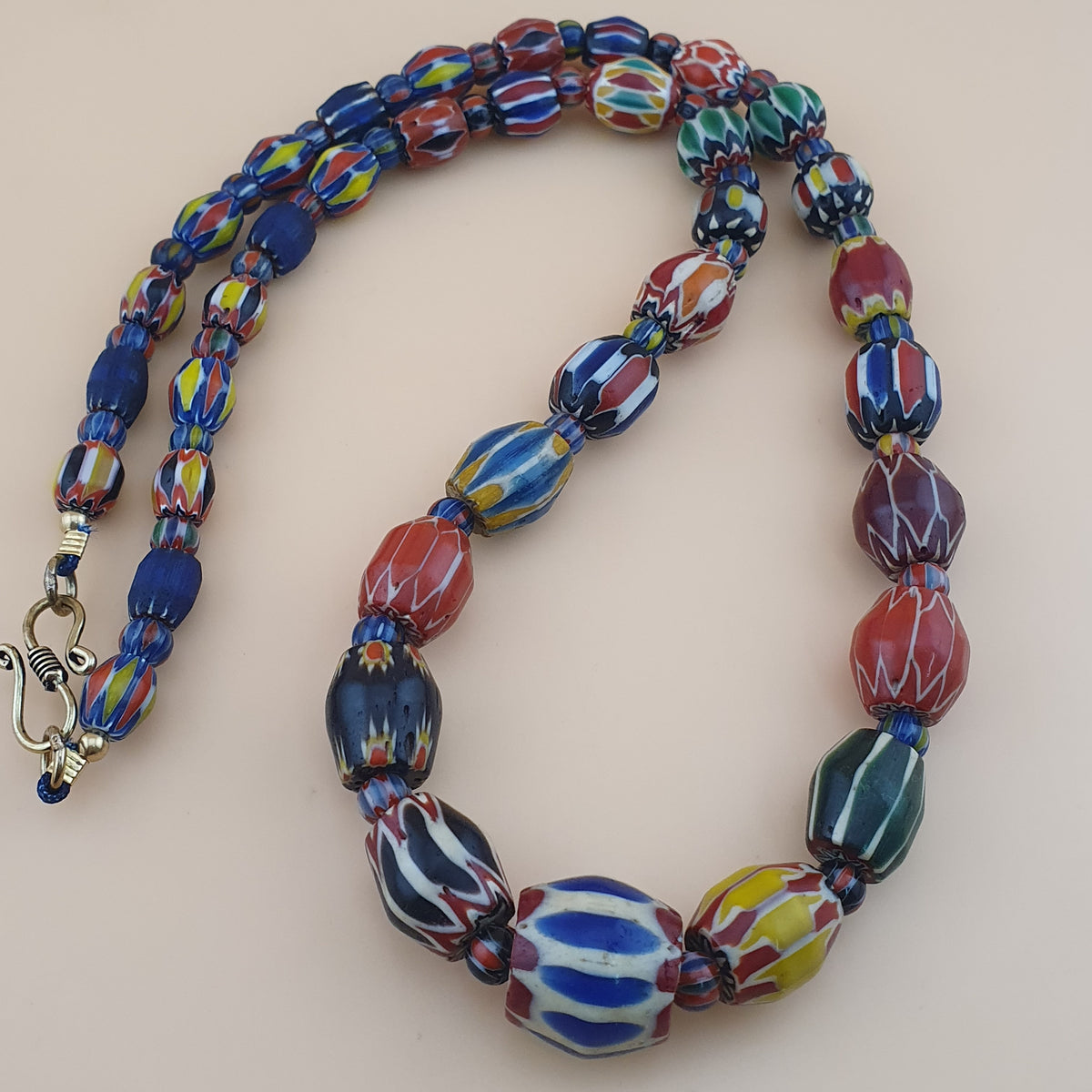 Collier de perles en verre chevron multicolore de style vénitien ancien