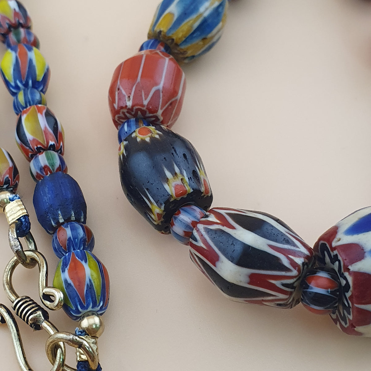 Collier de perles en verre chevron multicolore de style vénitien ancien