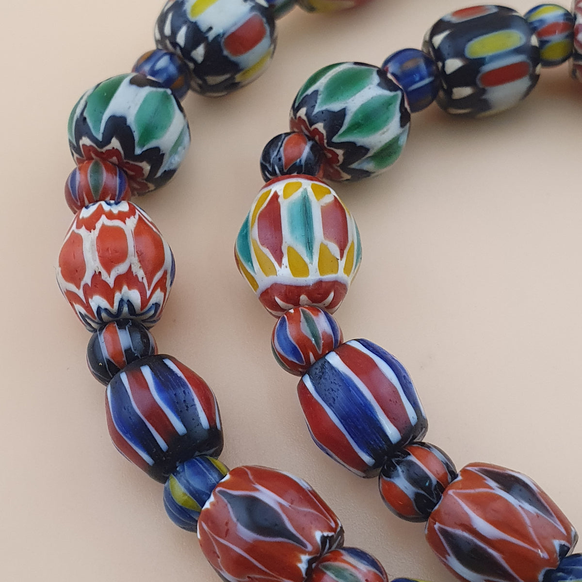 Collier de perles en verre chevron multicolore de style vénitien ancien