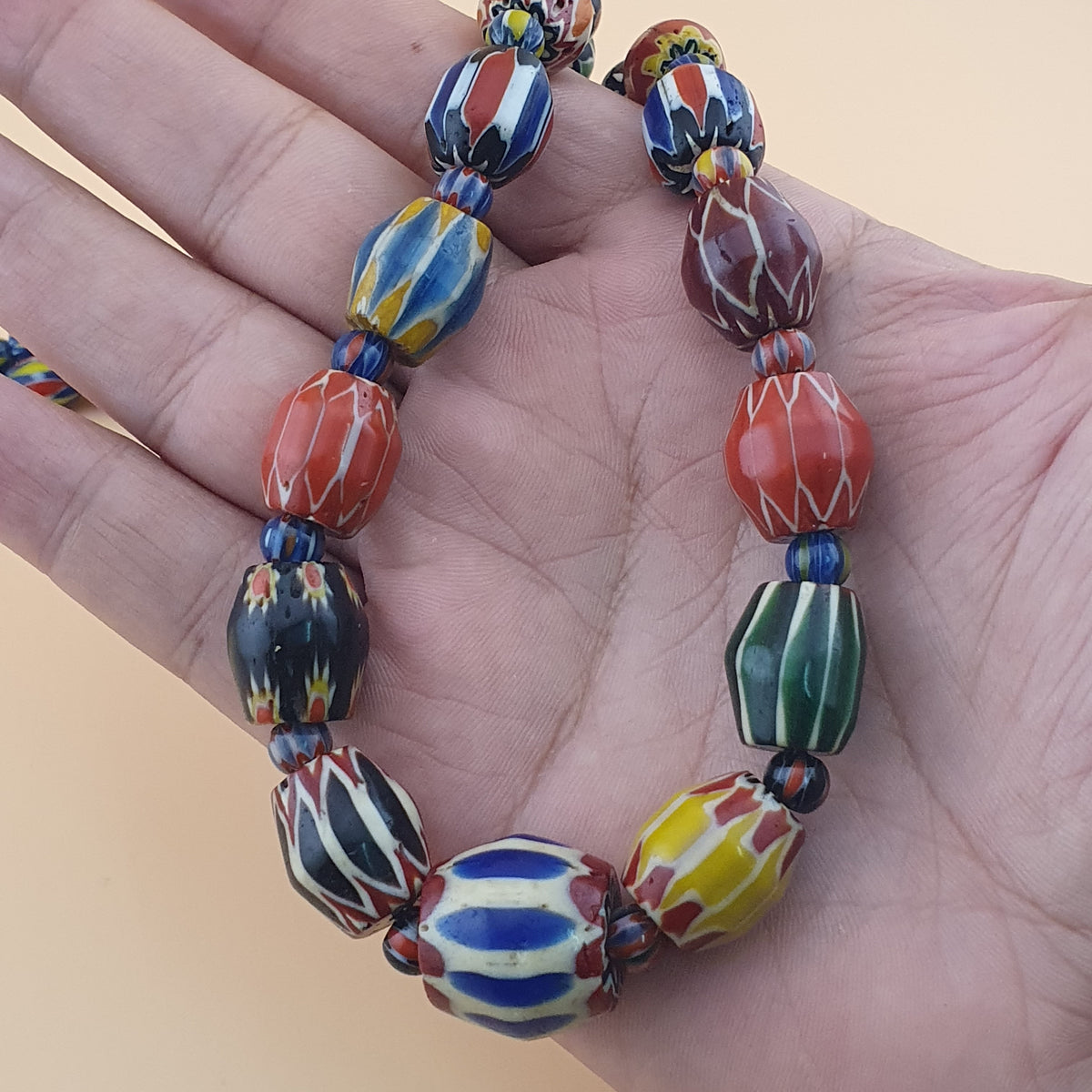 Collier de perles en verre chevron multicolore de style vénitien ancien