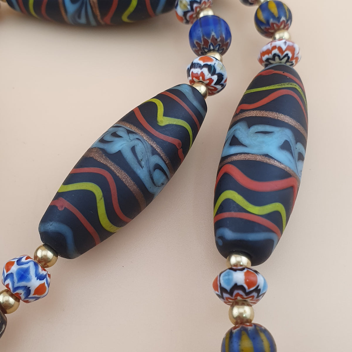 Collier de perles de verre fait main style vénitien ancien avec motif chevrons