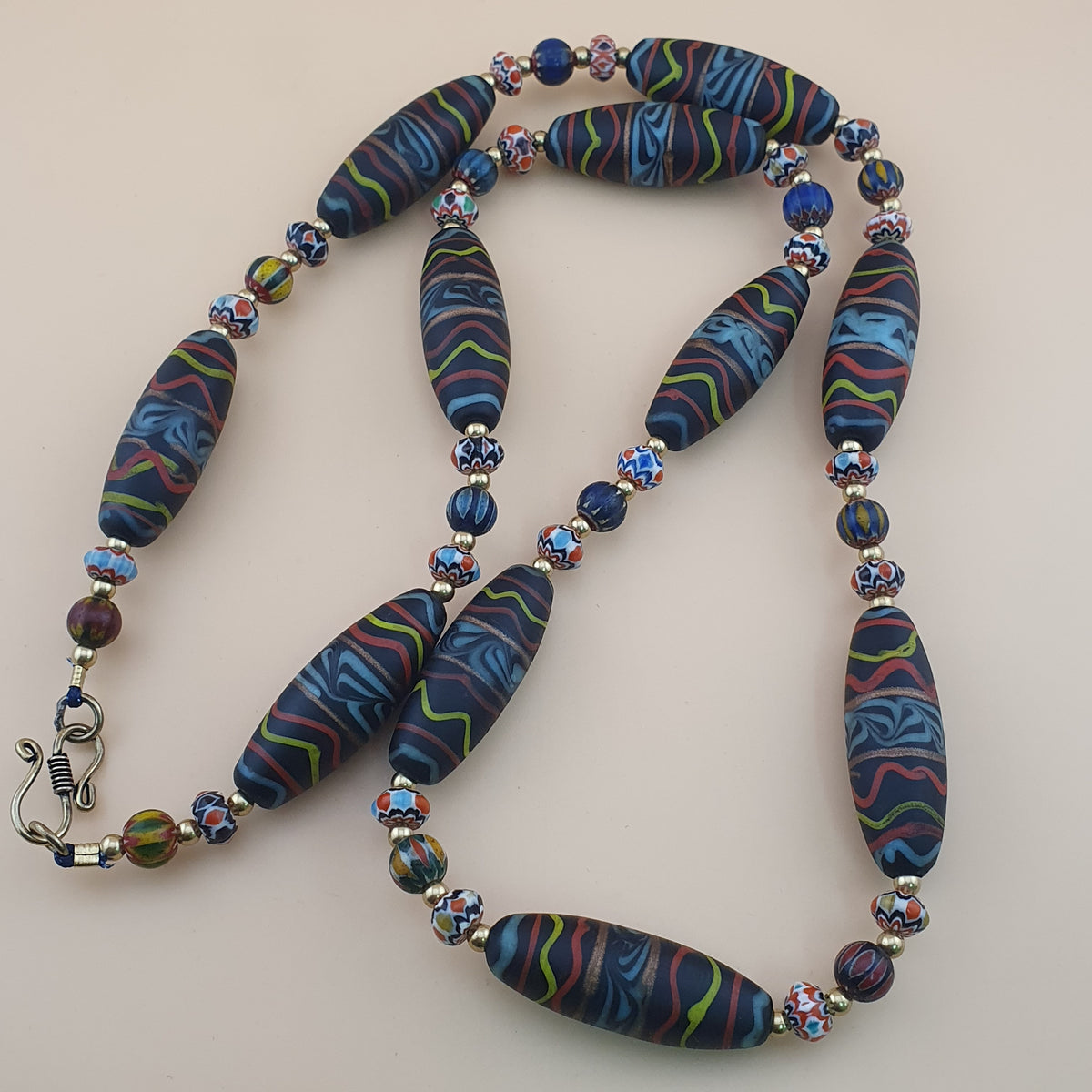 Collier de perles de verre fait main style vénitien ancien avec motif chevrons