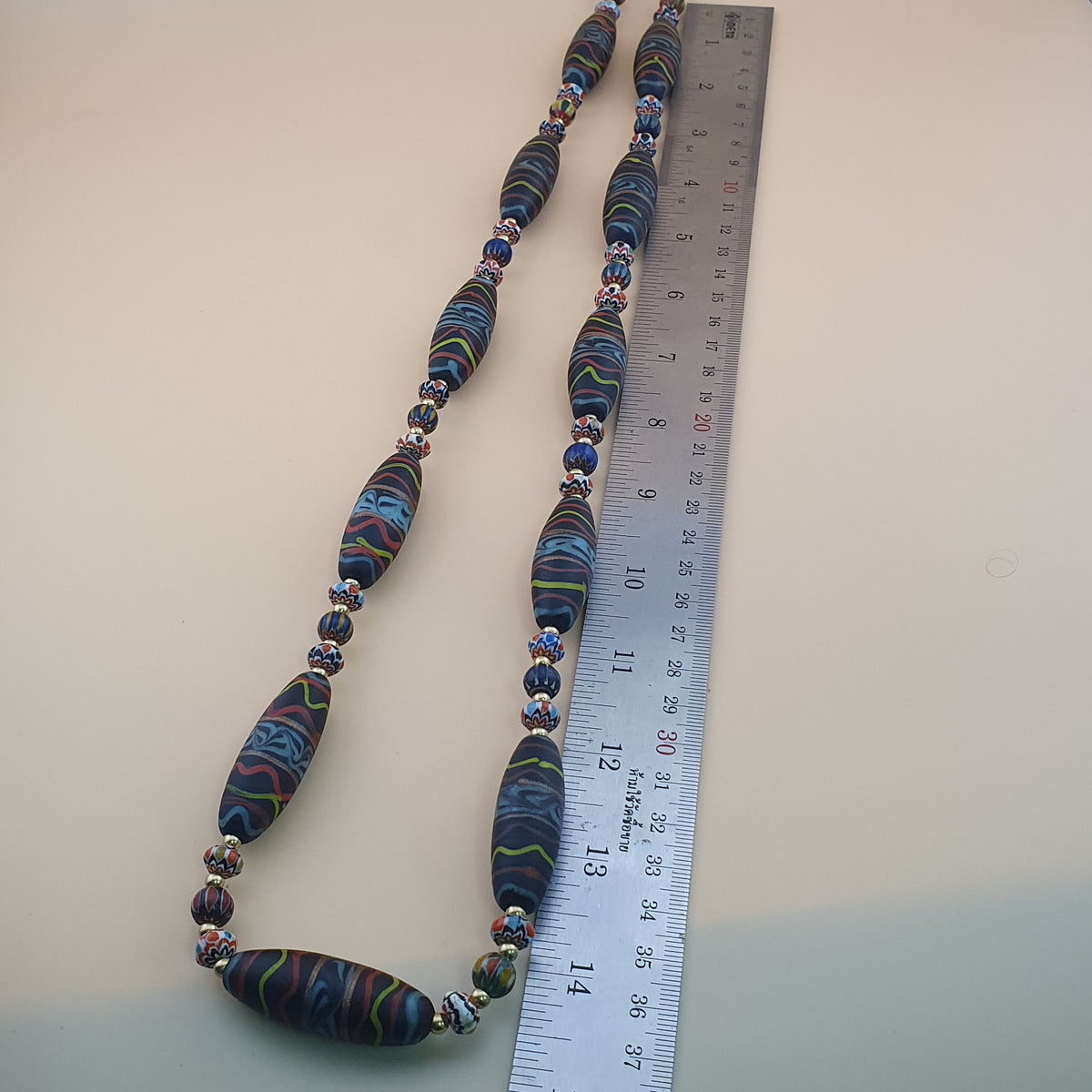 Collier de perles de verre fait main style vénitien ancien avec motif chevrons