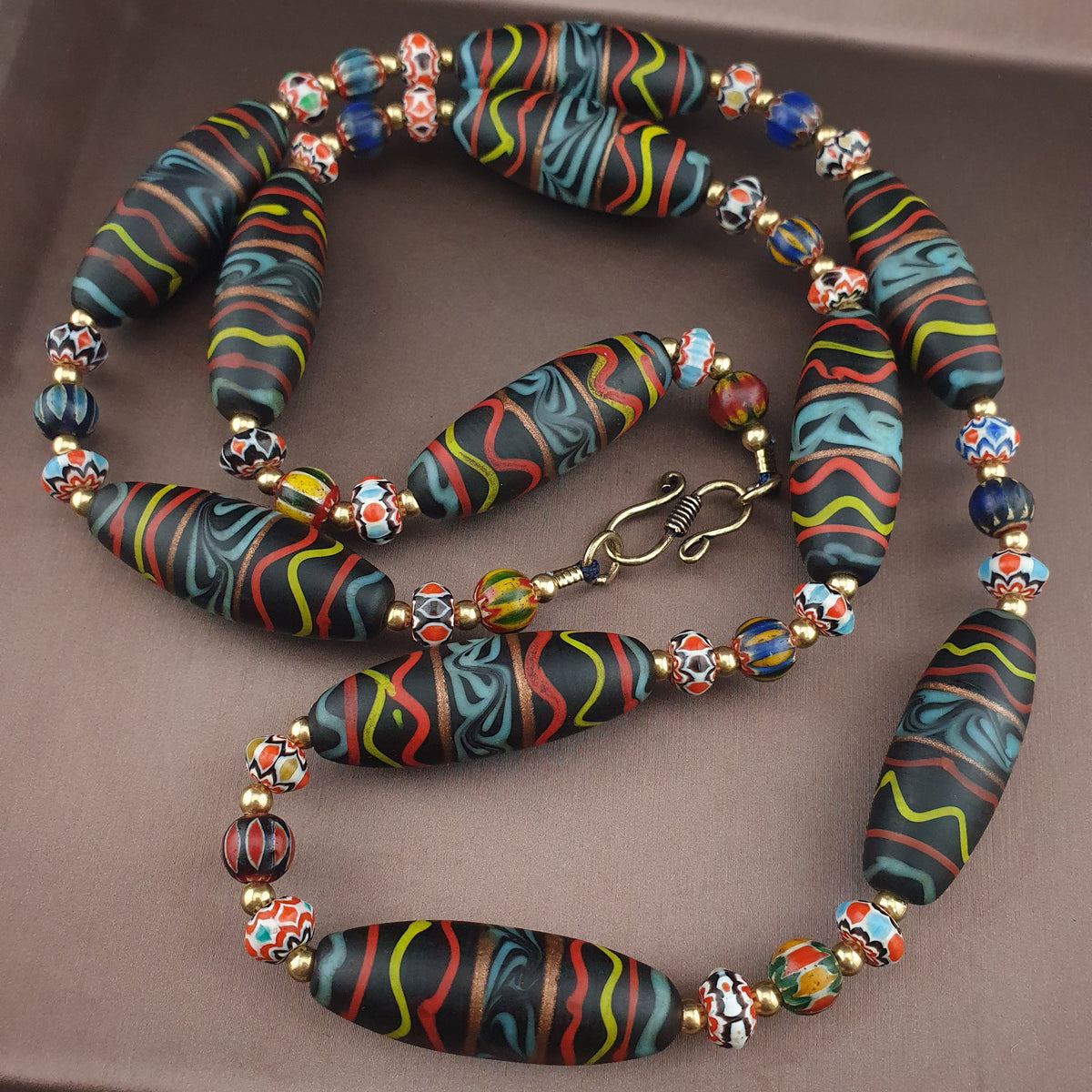 Collier de perles de verre fait main style vénitien ancien avec motif chevrons
