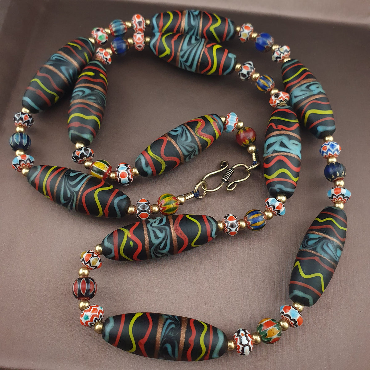 Collier de perles de verre fait main style vénitien ancien avec motif chevrons