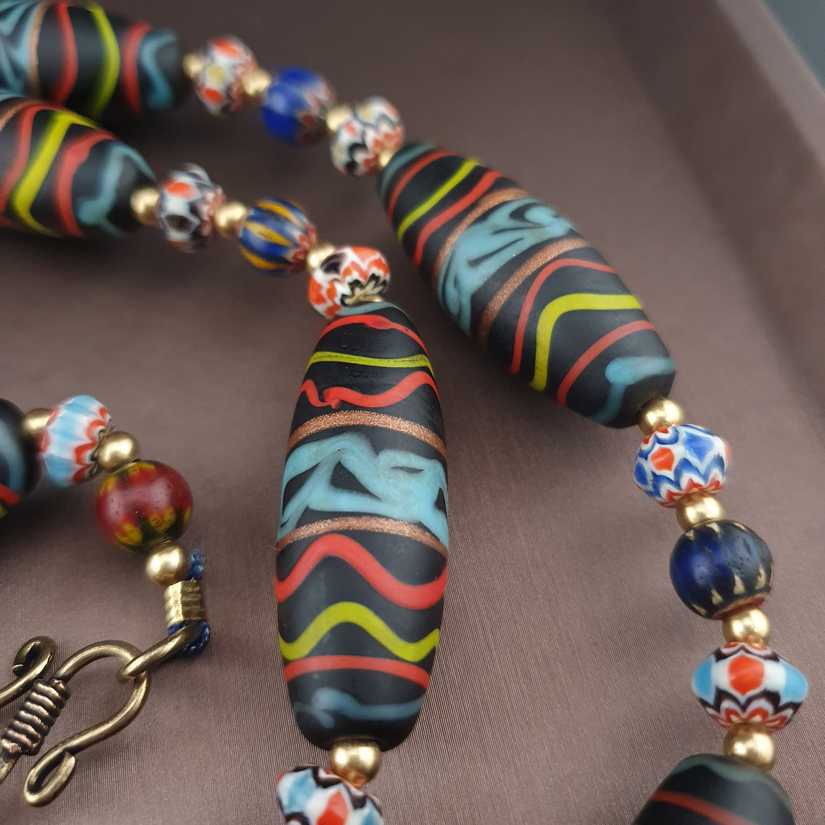 Collier de perles de verre fait main style vénitien ancien avec motif chevrons