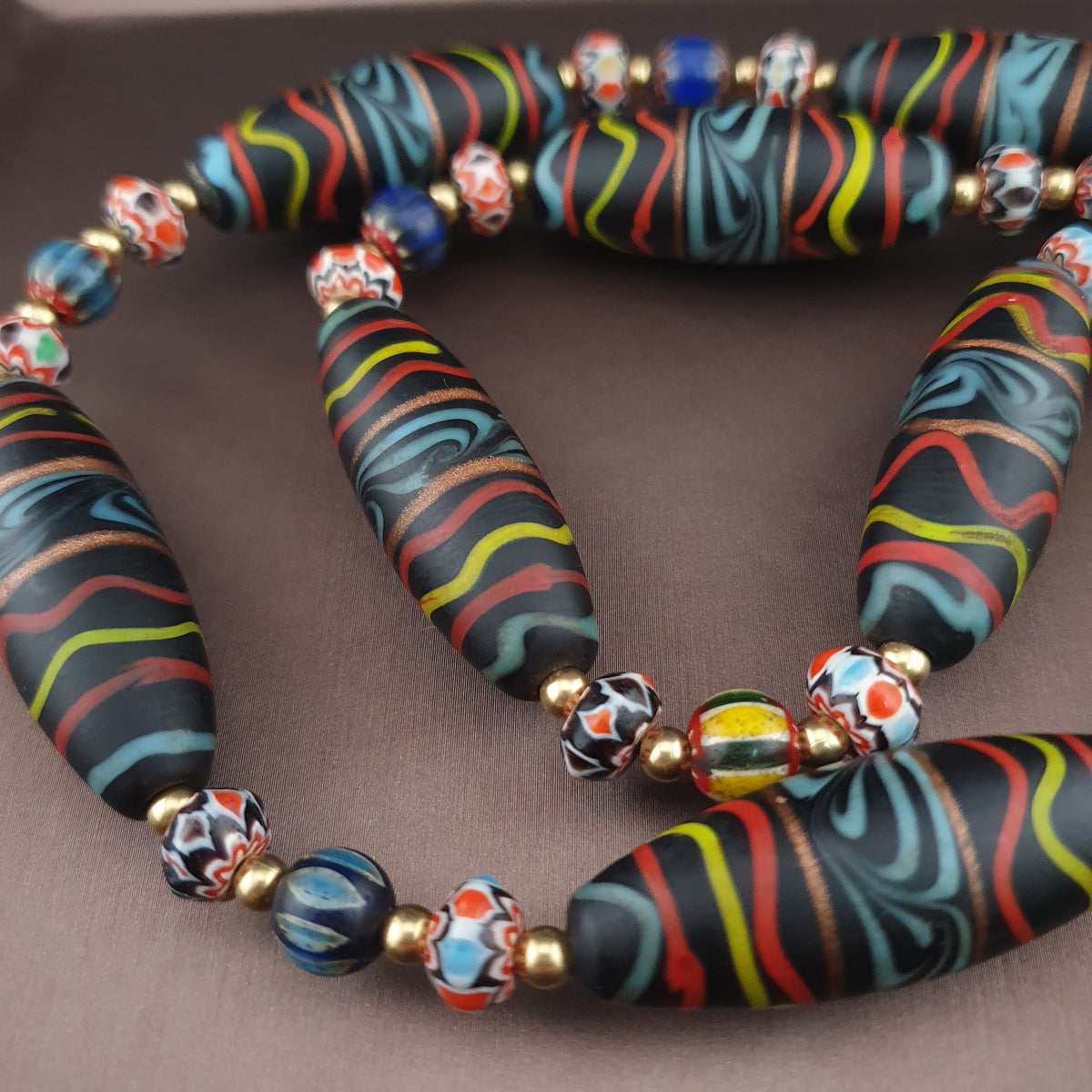 Collier de perles de verre fait main style vénitien ancien avec motif chevrons