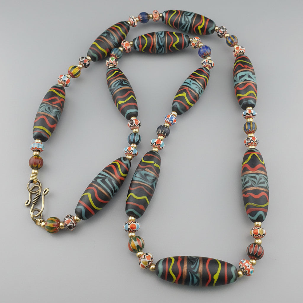 Collier de perles de verre fait main style vénitien ancien avec motif chevrons