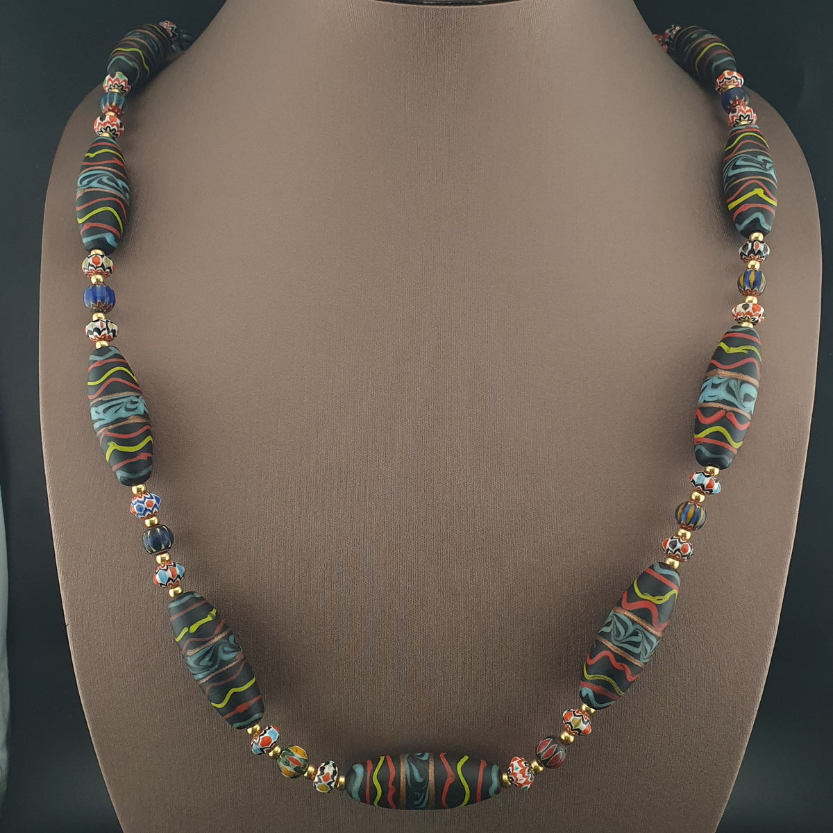 Collier de perles de verre fait main style vénitien ancien avec motif chevrons
