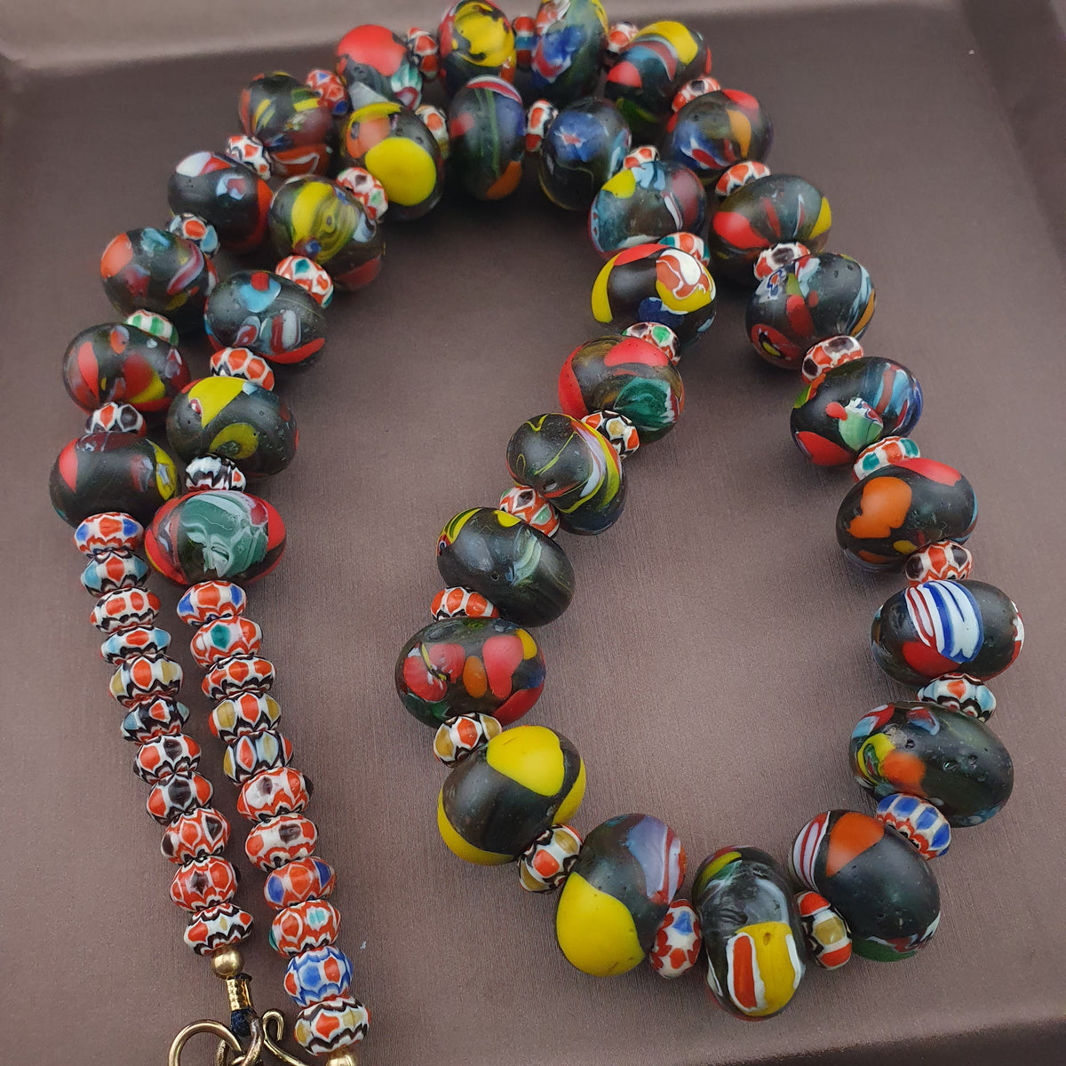 Collier de perles de verre de style vénitien vintage Millefiori et Chevron