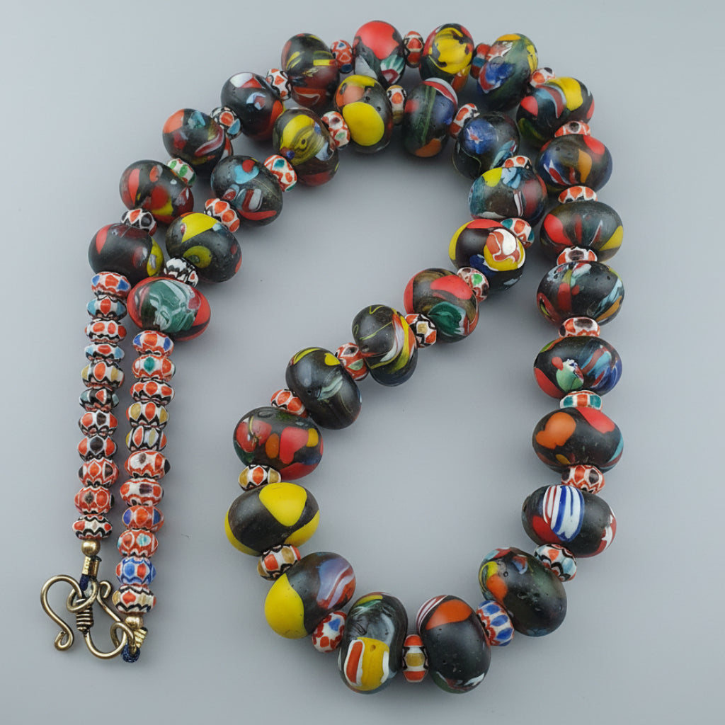 Collier de perles de verre de style vénitien vintage Millefiori et Chevron