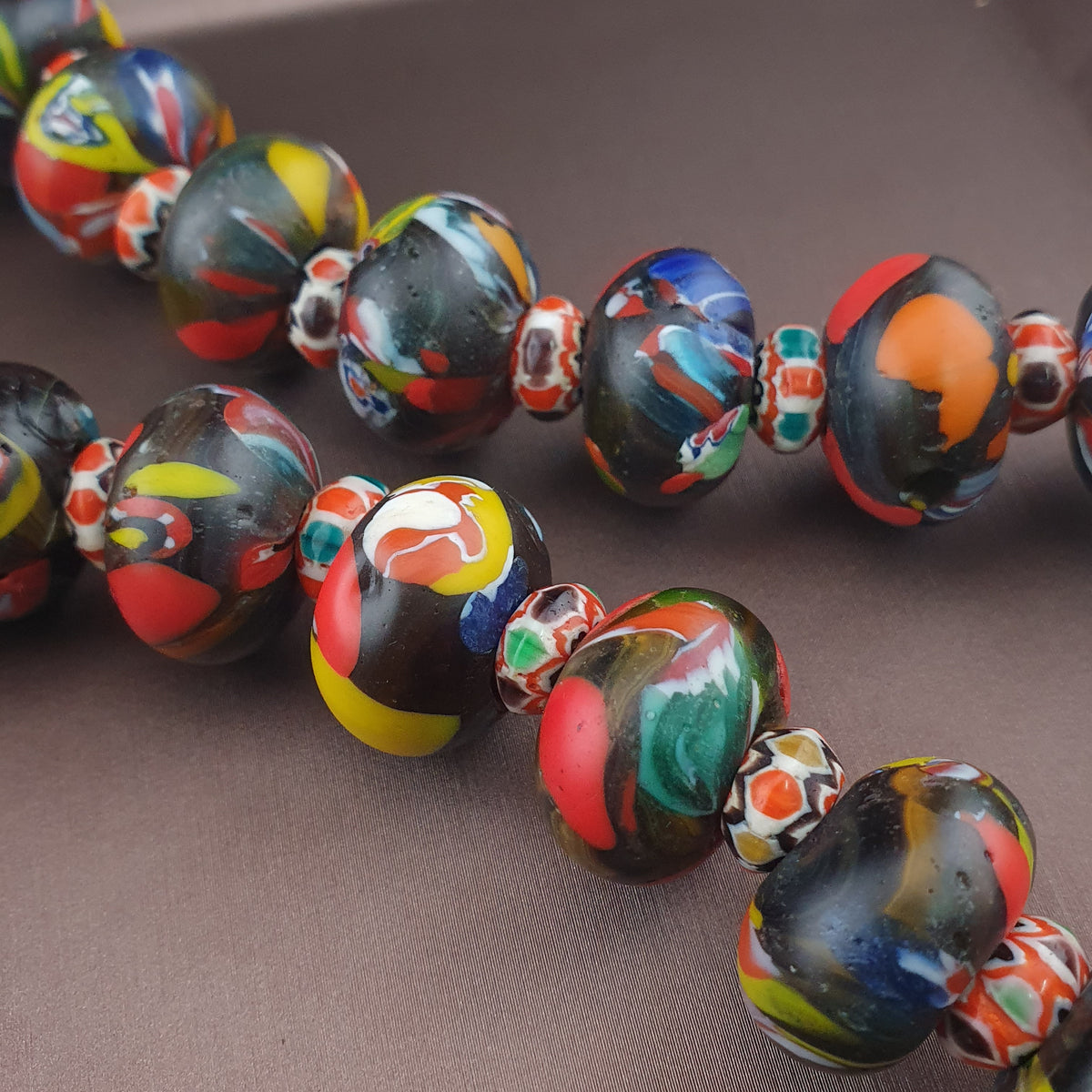Collier de perles de verre de style vénitien vintage Millefiori et Chevron