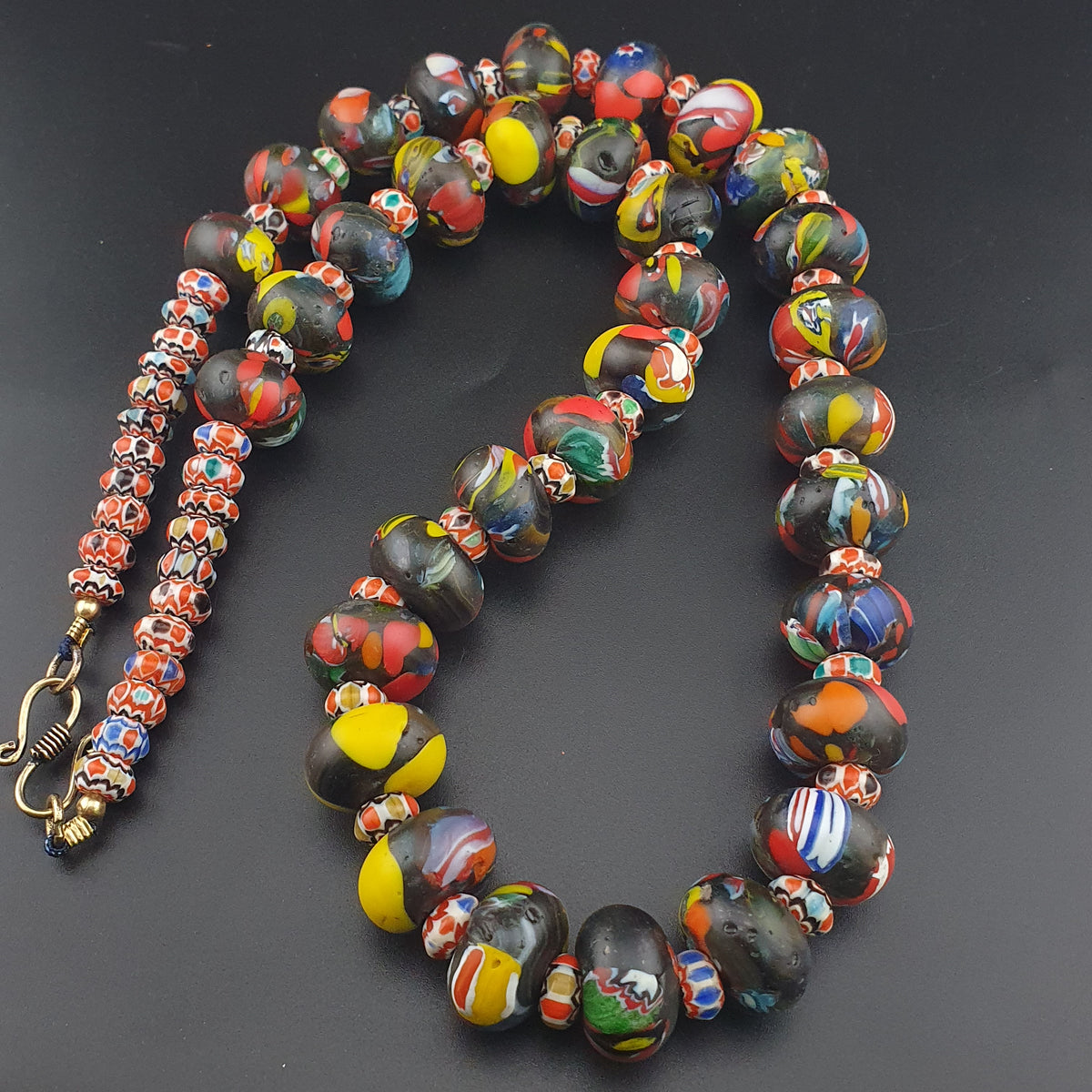 Collier de perles de verre de style vénitien vintage Millefiori et Chevron