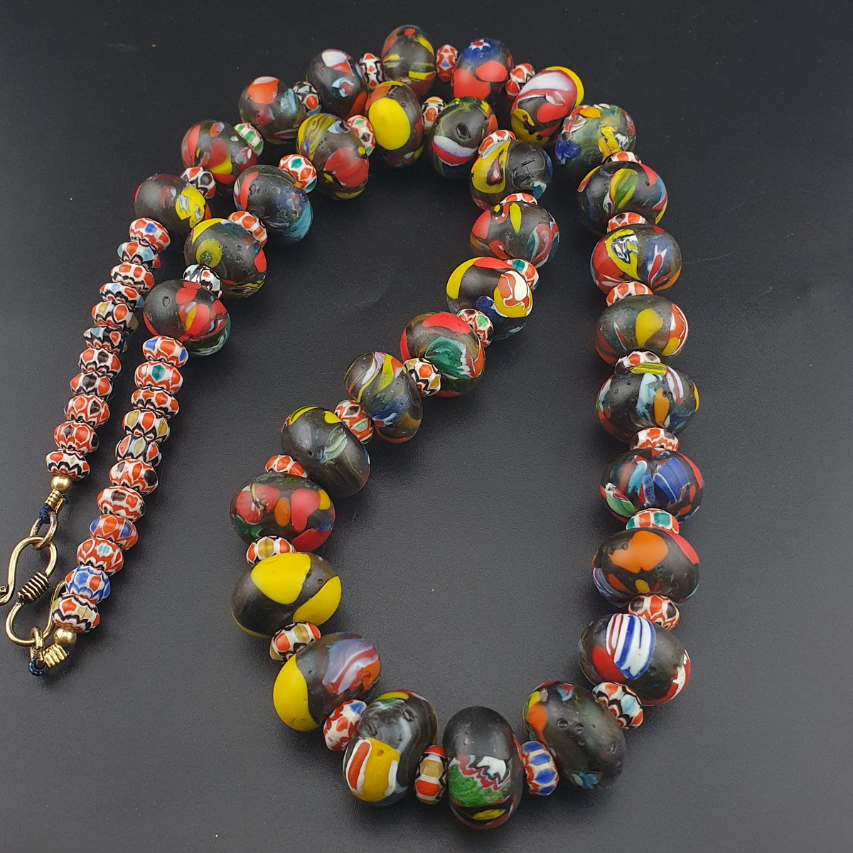 Collier de perles de verre de style vénitien vintage Millefiori et Chevron