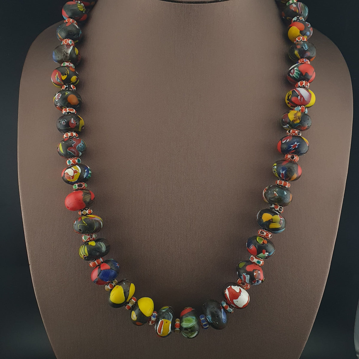 Collier de perles de verre de style vénitien vintage Millefiori et Chevron