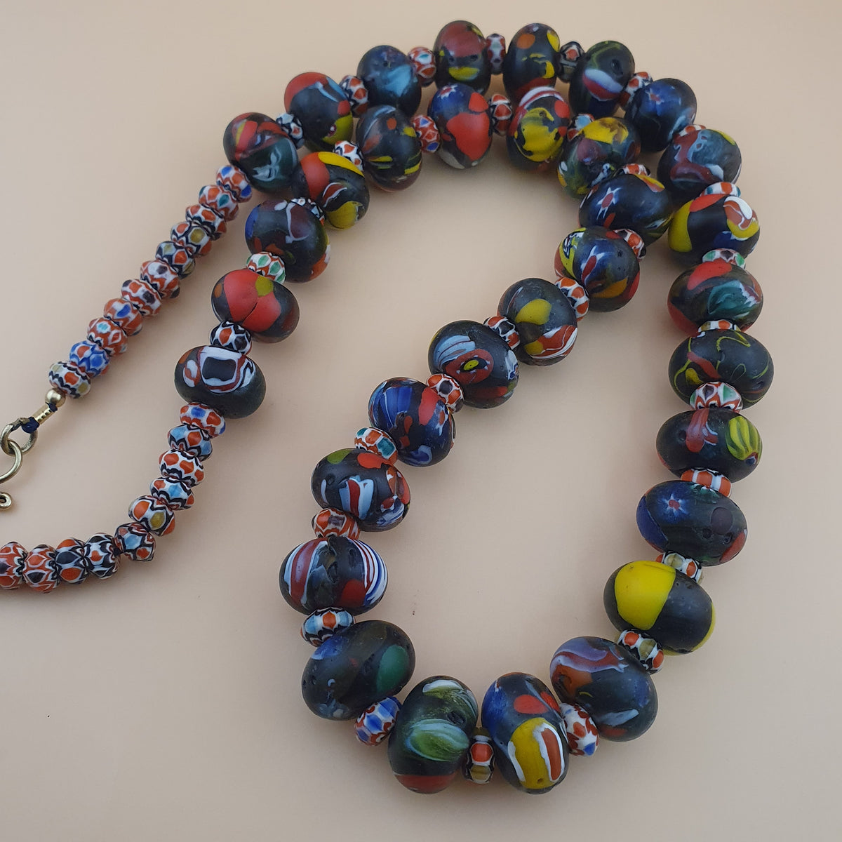 Collier de perles de verre de style vénitien vintage Millefiori et Chevron