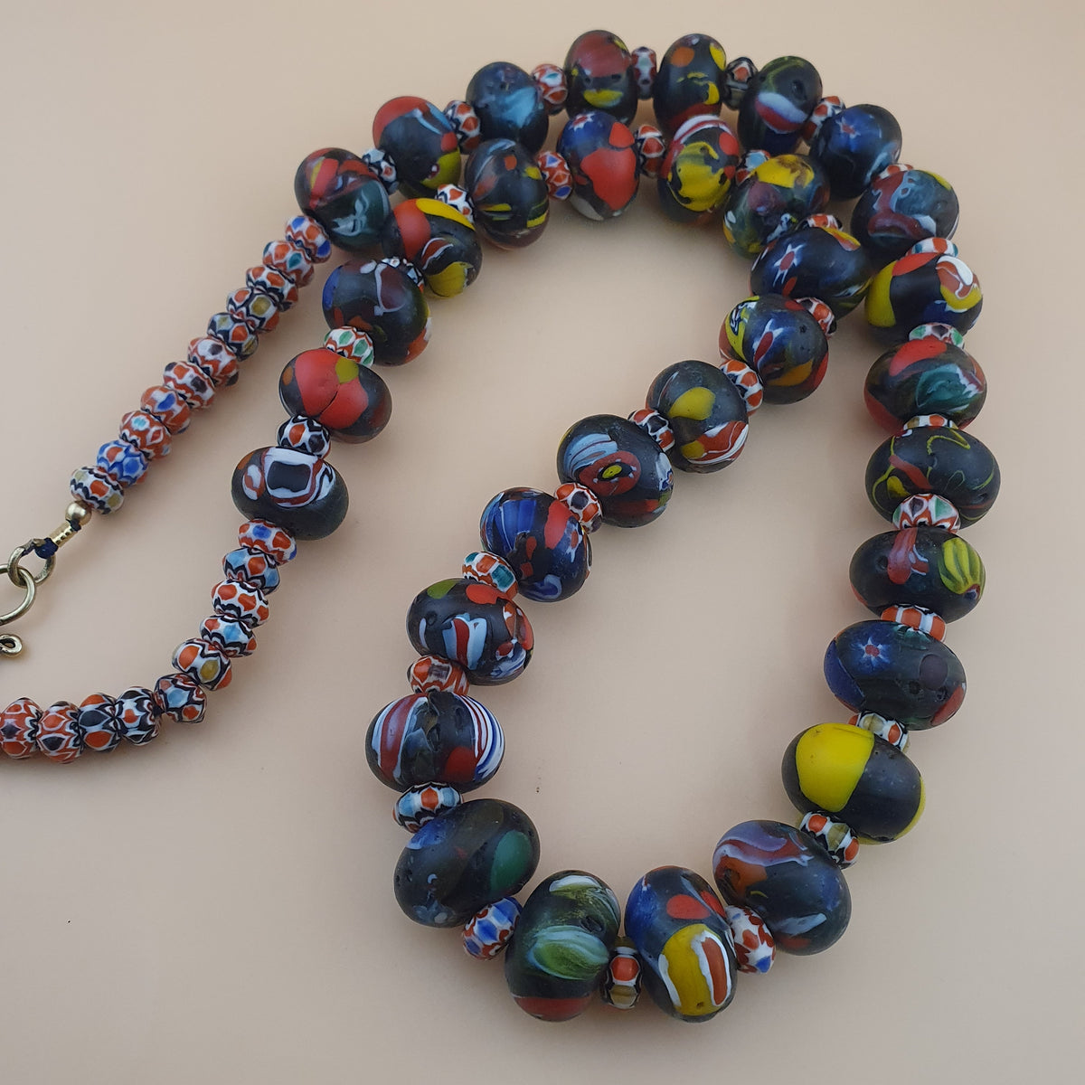 Collier de perles de verre de style vénitien vintage Millefiori et Chevron
