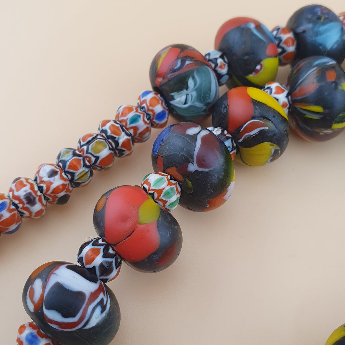 Collier de perles de verre de style vénitien vintage Millefiori et Chevron