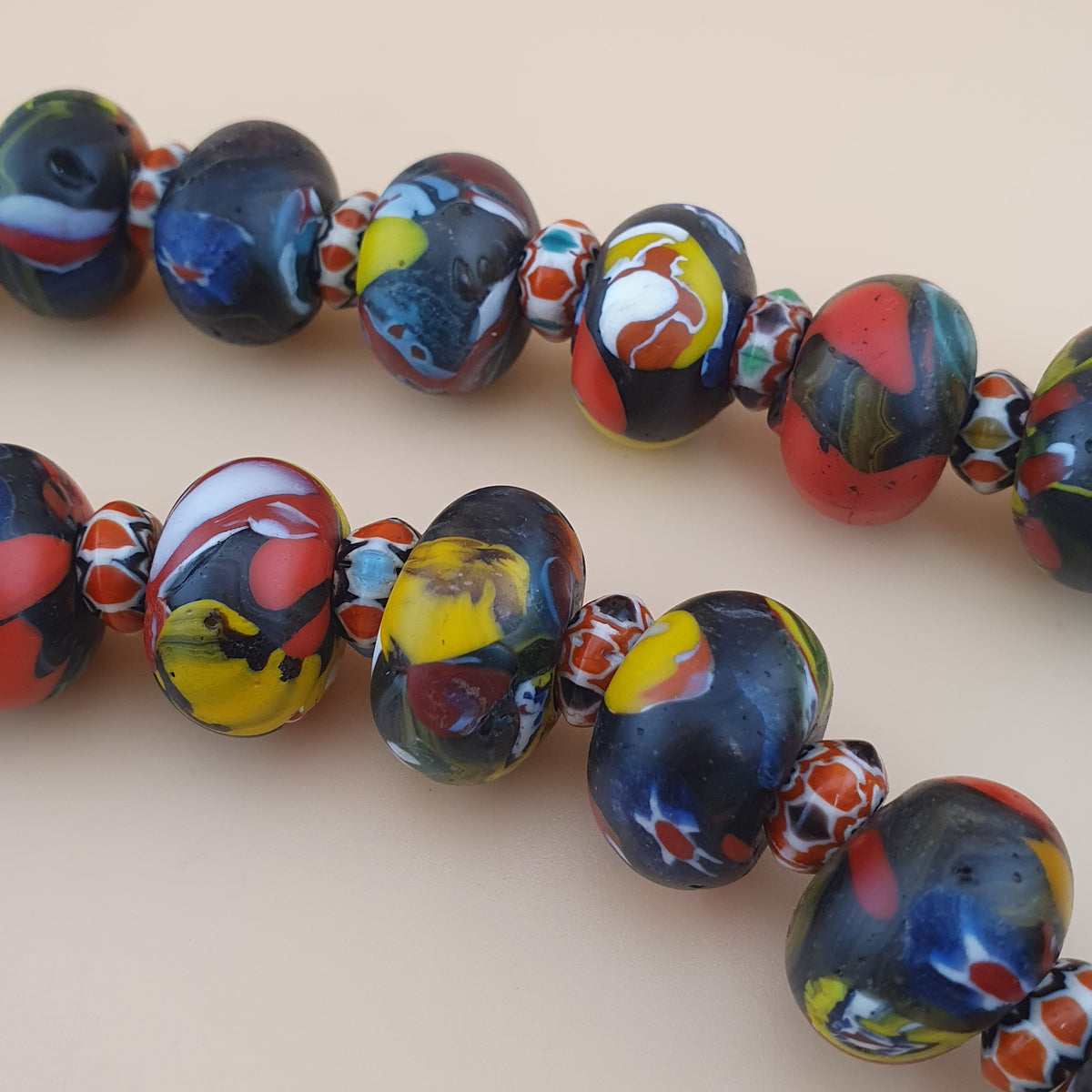 Collier de perles de verre de style vénitien vintage Millefiori et Chevron