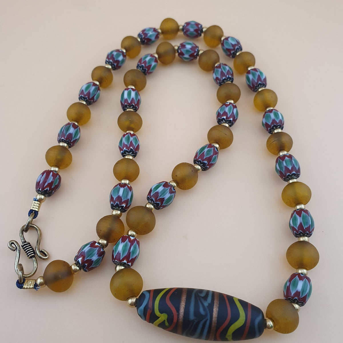Collier de perles vénitiennes style africain chevron et verre jaune vintage
