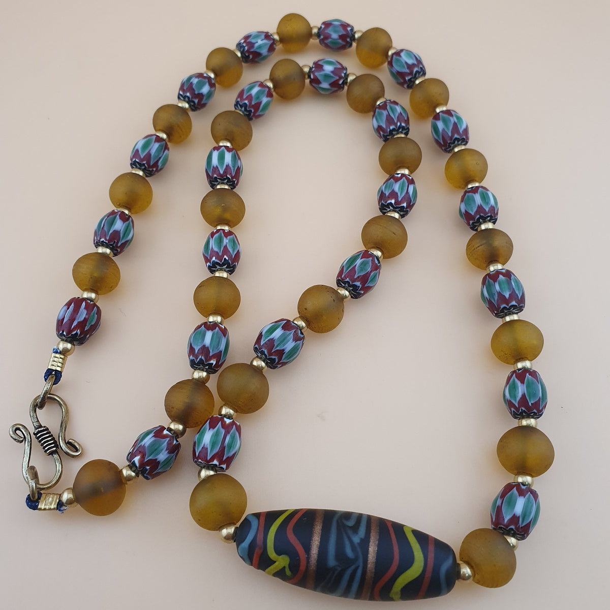 Collier de perles vénitiennes style africain chevron et verre jaune vintage