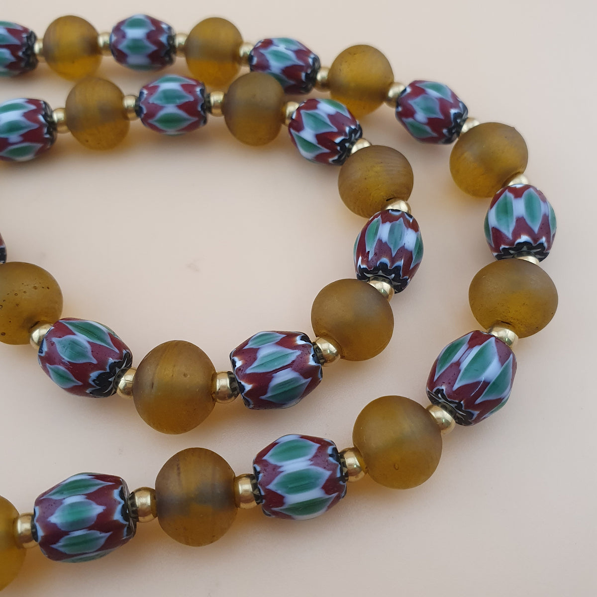 Collier de perles vénitiennes style africain chevron et verre jaune vintage