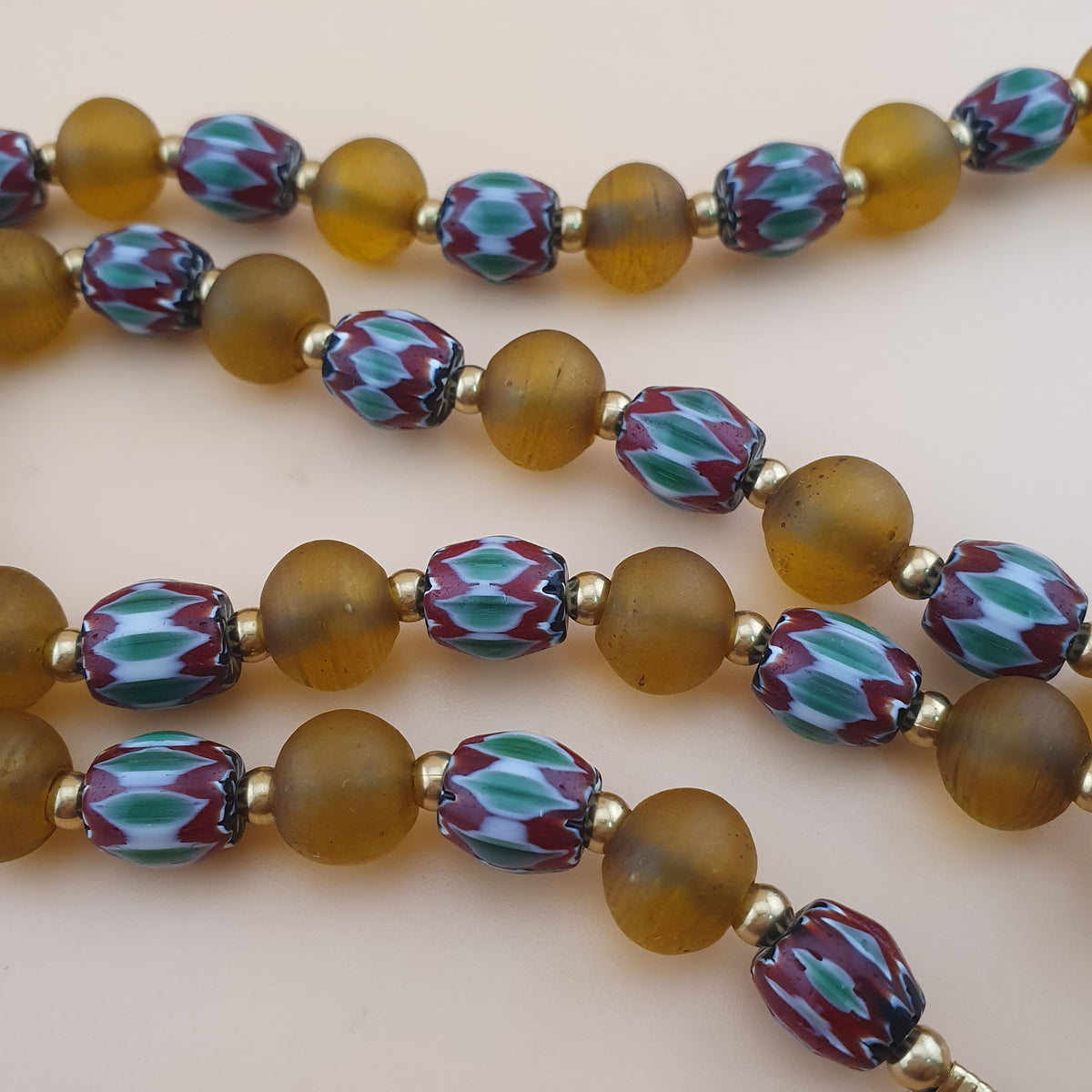 Collier de perles vénitiennes style africain chevron et verre jaune vintage