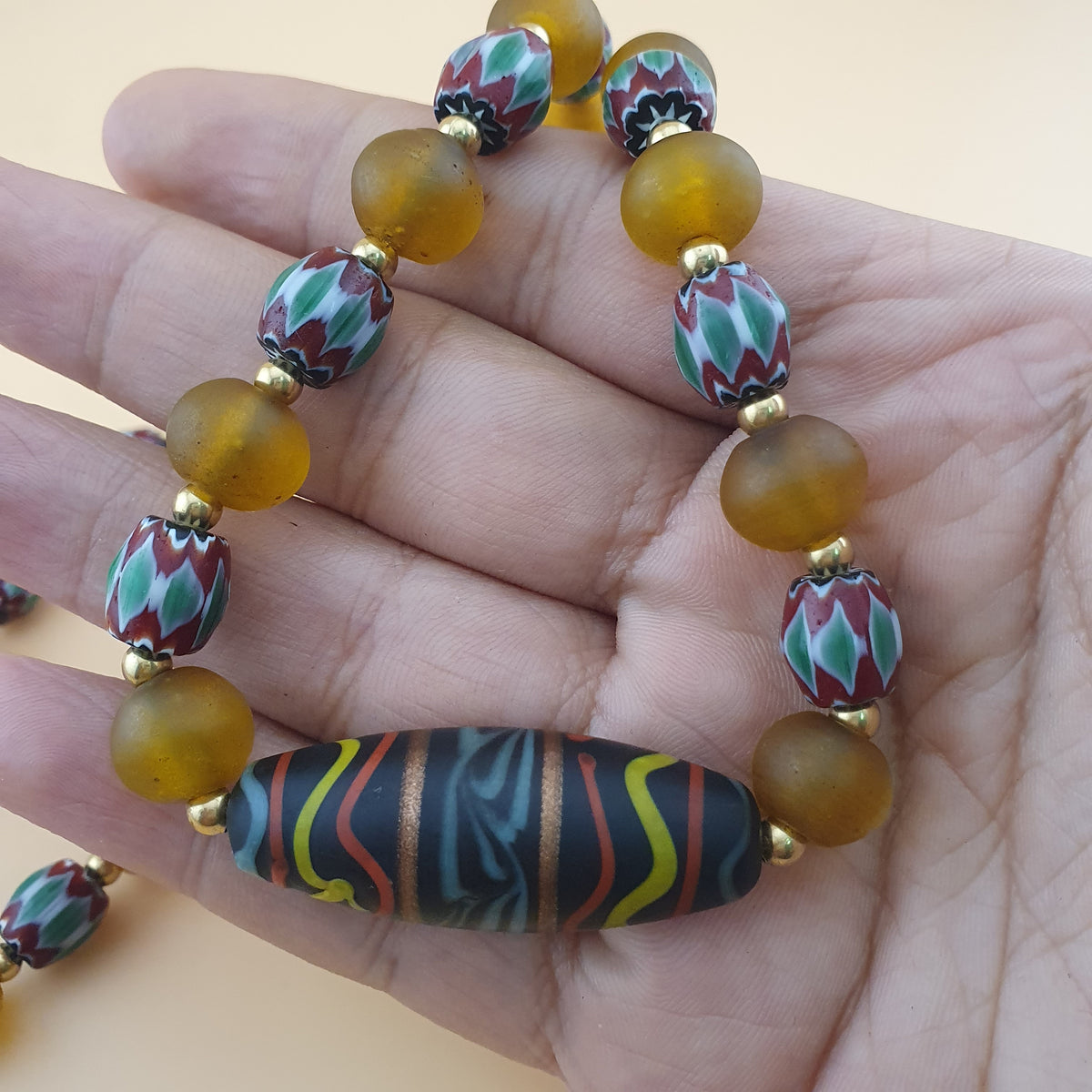 Collier de perles vénitiennes style africain chevron et verre jaune vintage