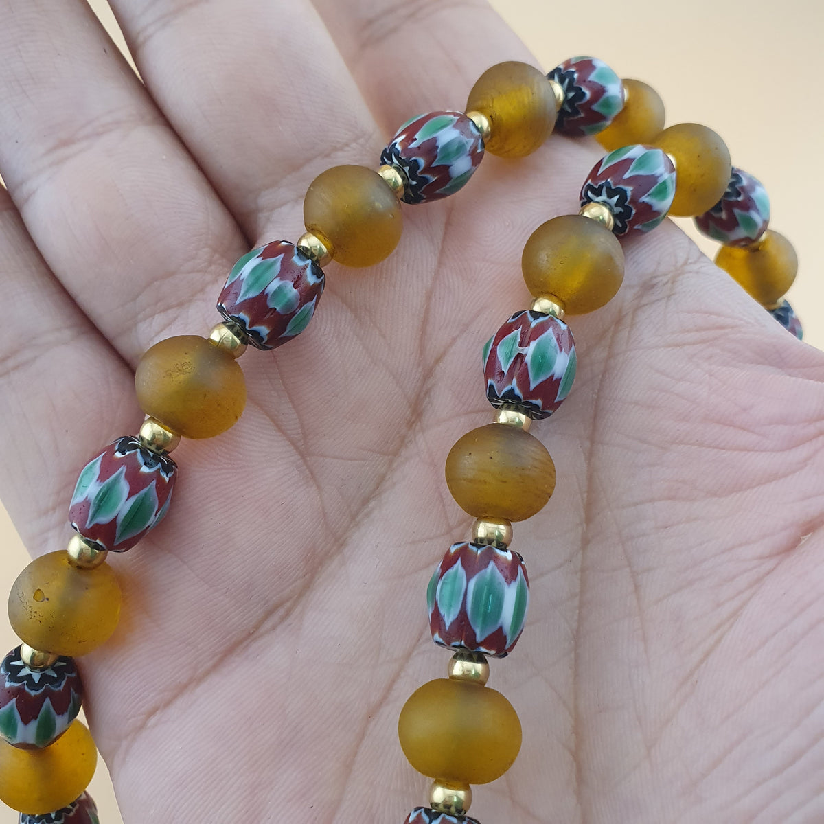 Collier de perles vénitiennes style africain chevron et verre jaune vintage