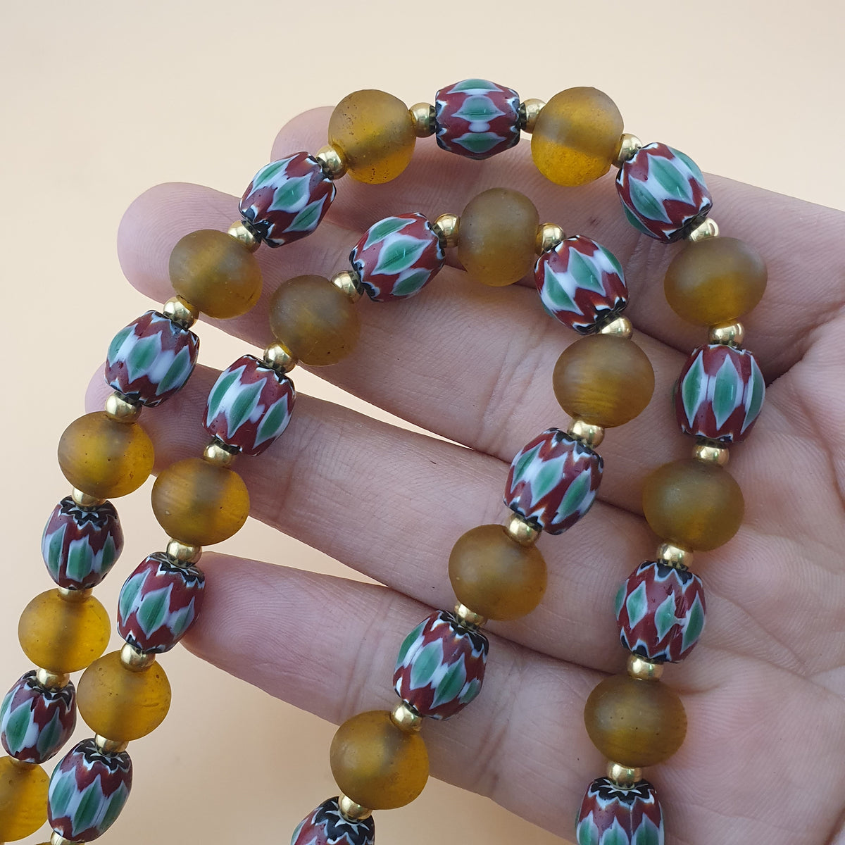 Collier de perles vénitiennes style africain chevron et verre jaune vintage