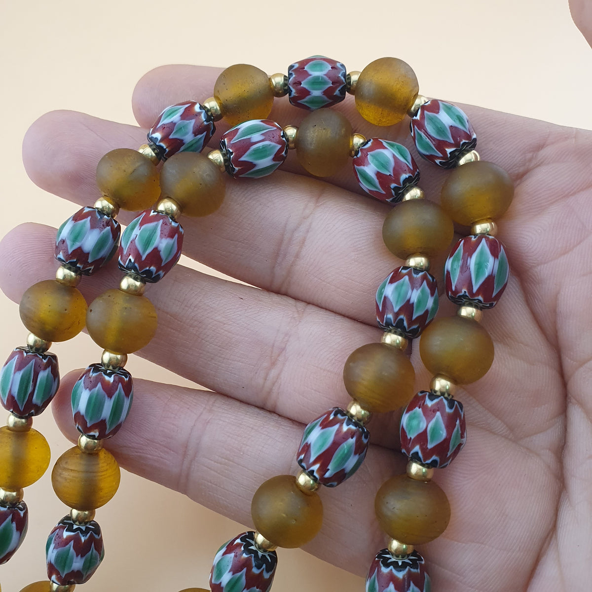Collier de perles vénitiennes style africain chevron et verre jaune vintage