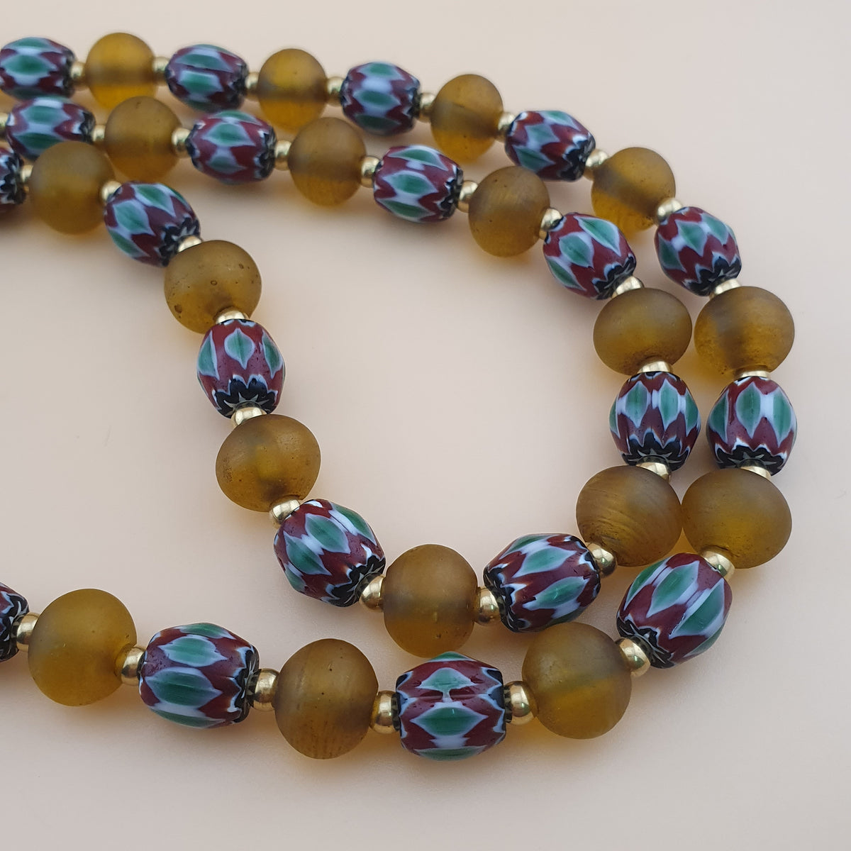 Collier de perles vénitiennes style africain chevron et verre jaune vintage