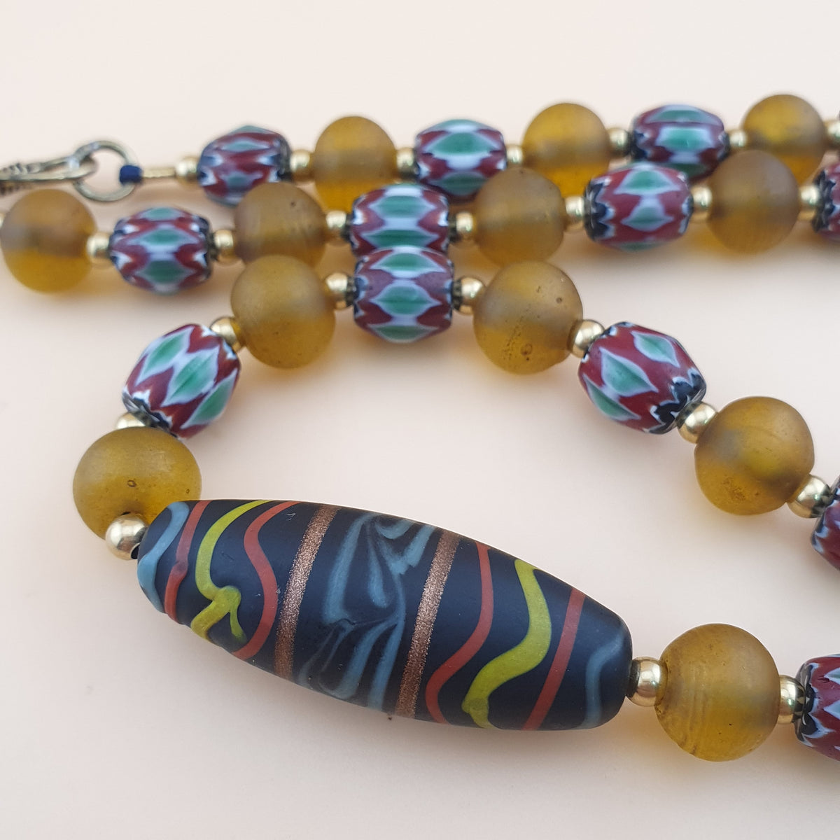 Collier de perles vénitiennes style africain chevron et verre jaune vintage