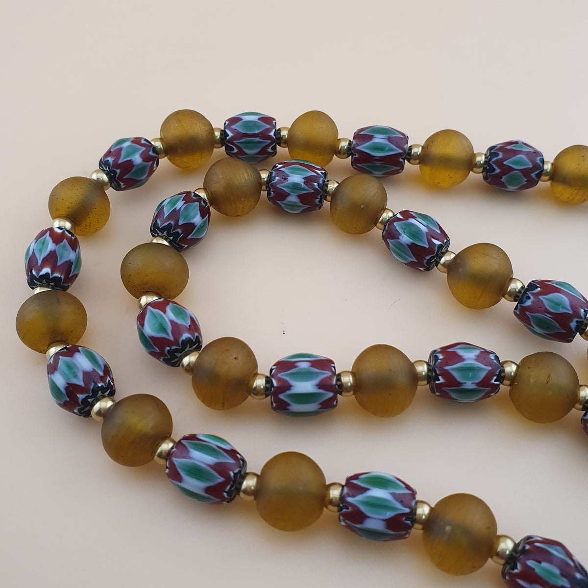 Collier de perles vénitiennes style africain chevron et verre jaune vintage