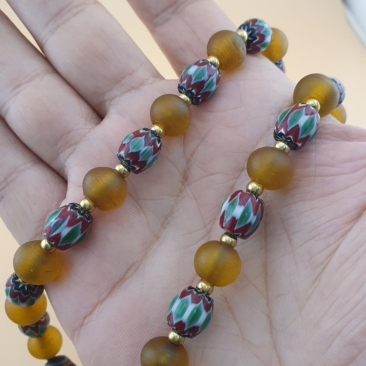 Collier de perles vénitiennes style africain chevron et verre jaune vintage