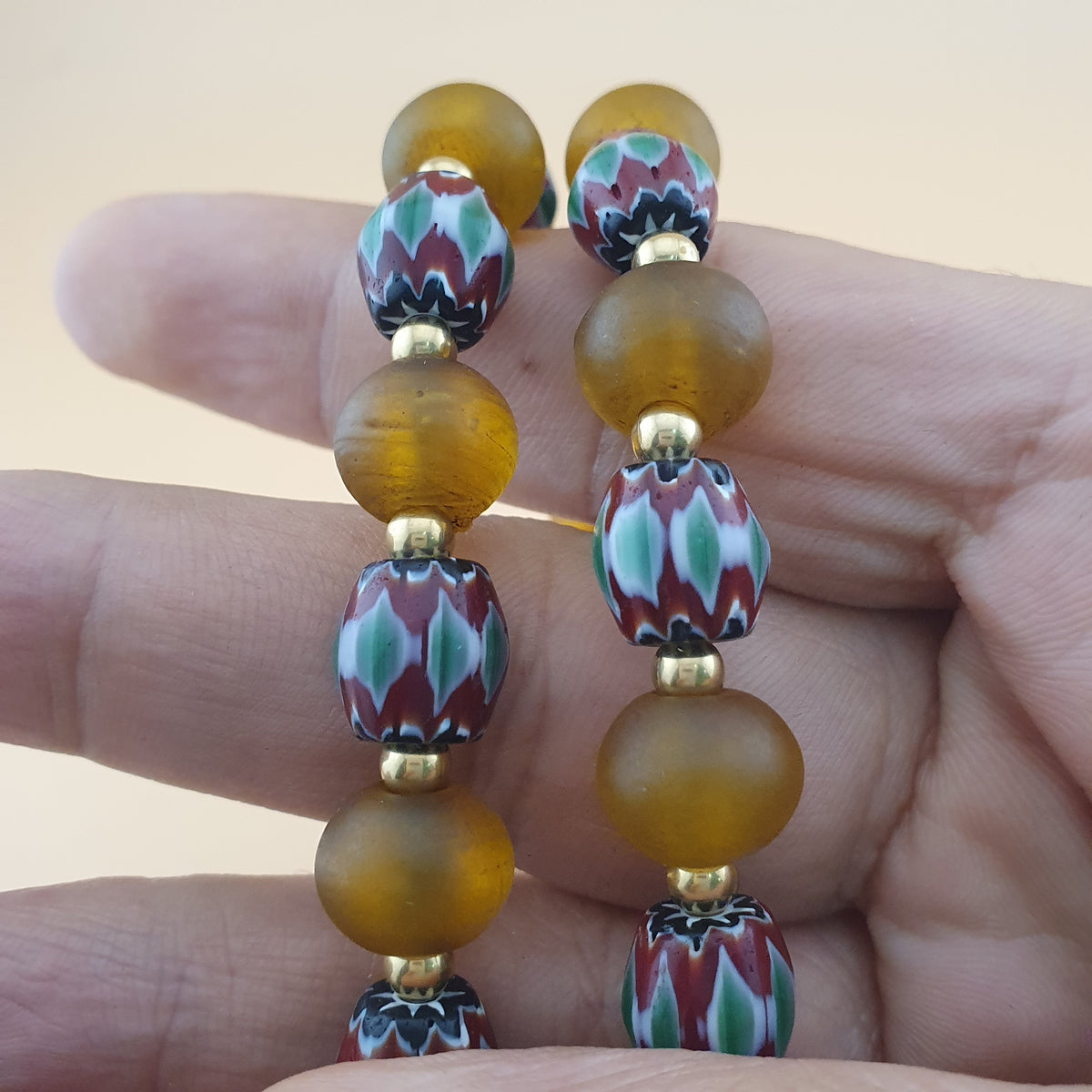 Collier de perles vénitiennes style africain chevron et verre jaune vintage
