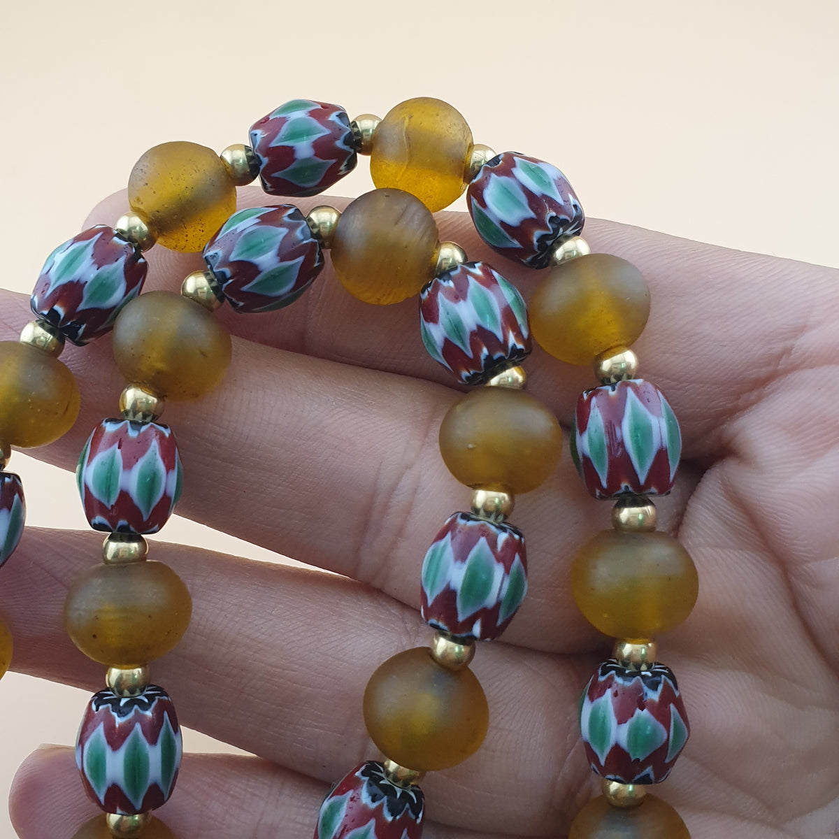Collier de perles vénitiennes style africain chevron et verre jaune vintage