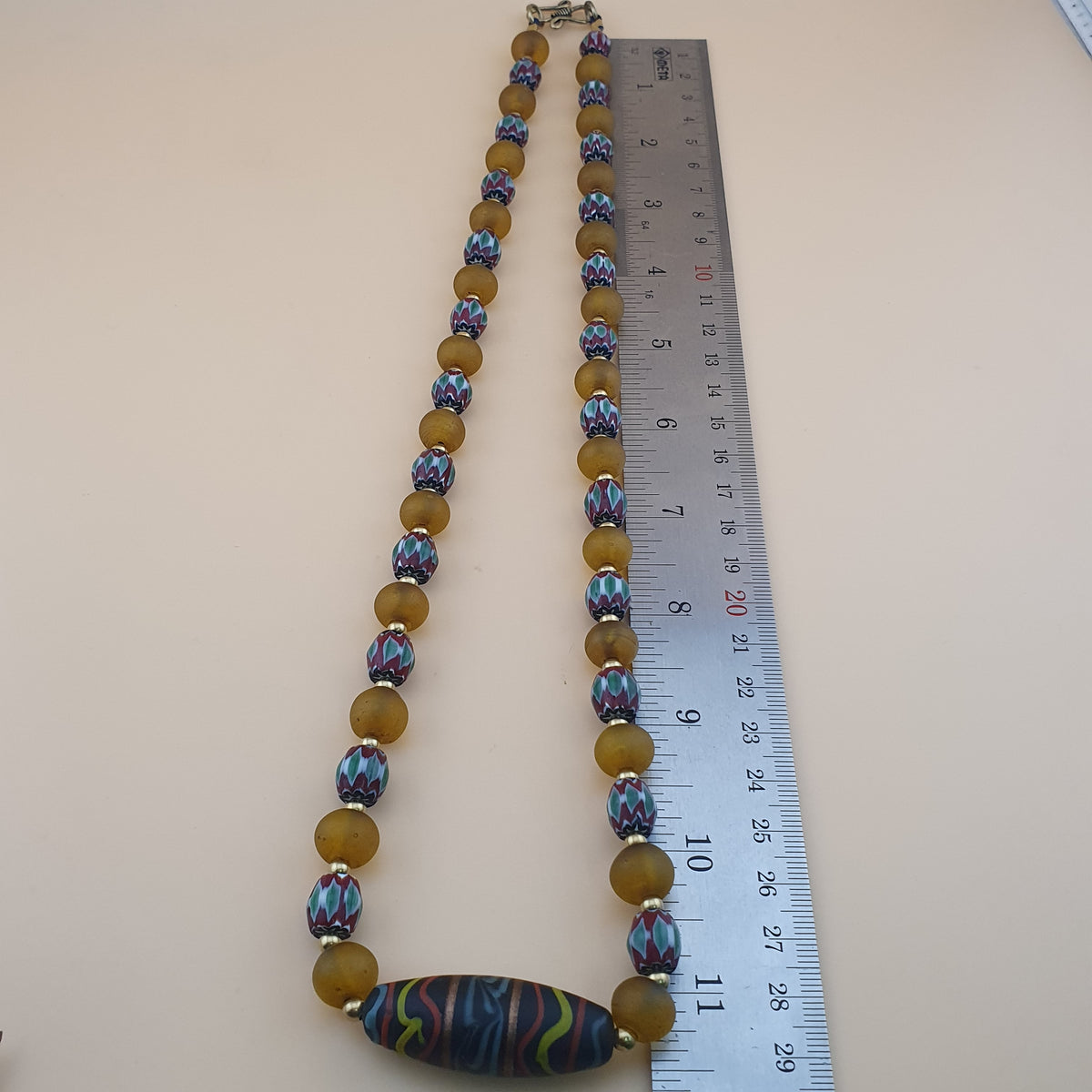 Collier de perles vénitiennes style africain chevron et verre jaune vintage