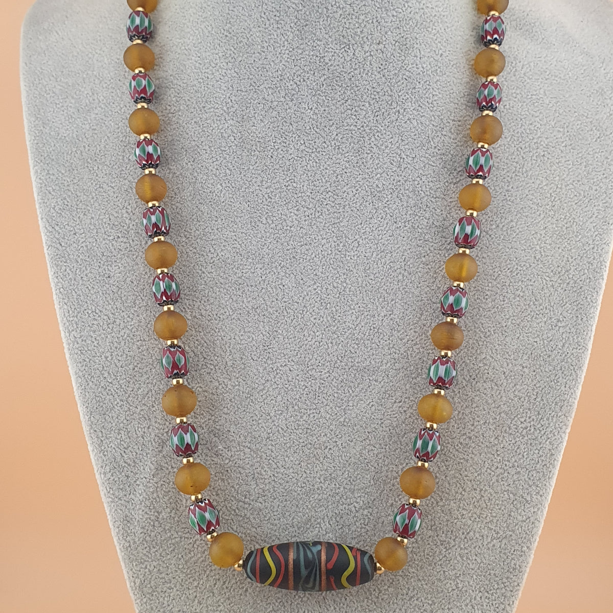Collier de perles vénitiennes style africain chevron et verre jaune vintage