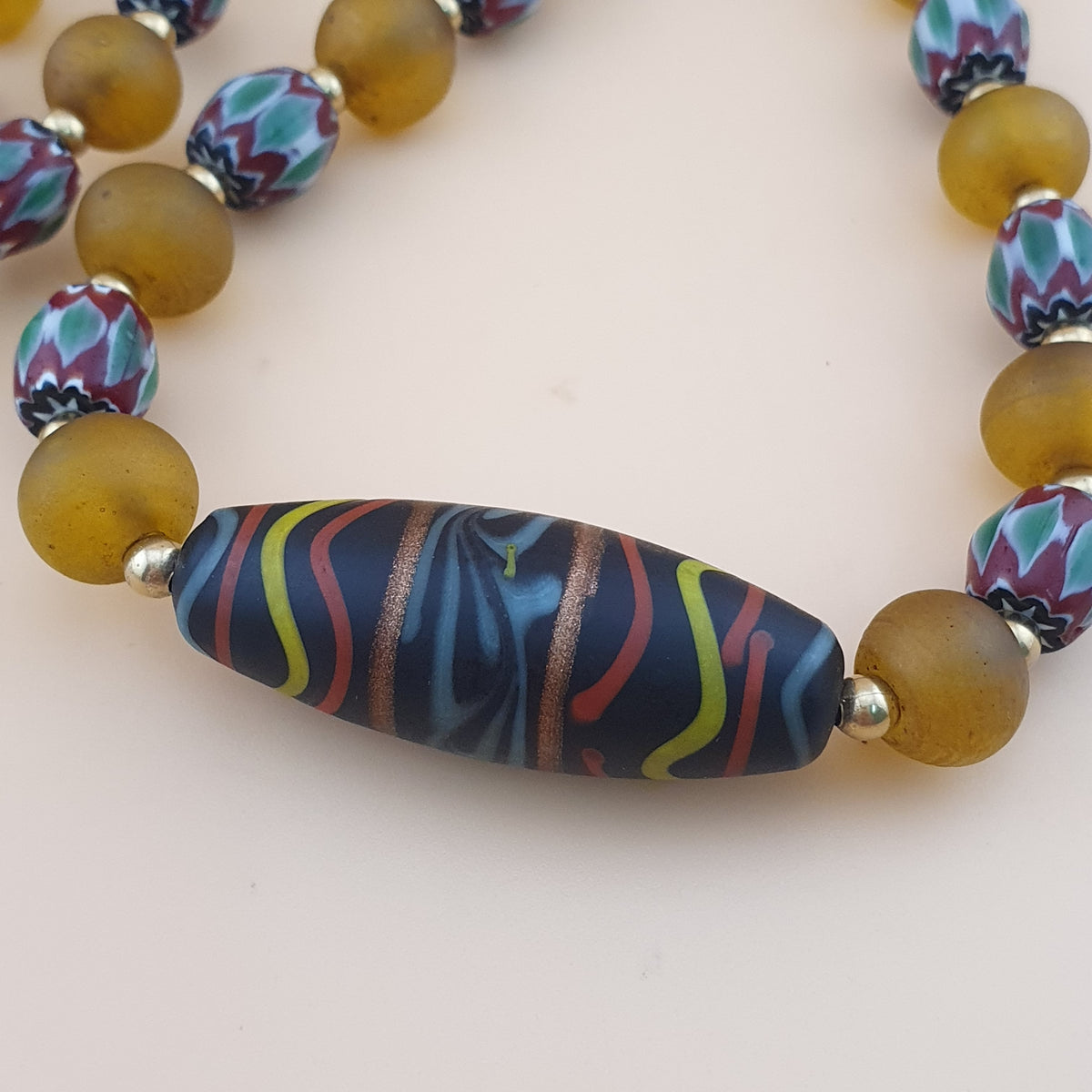 Collier de perles vénitiennes style africain chevron et verre jaune vintage