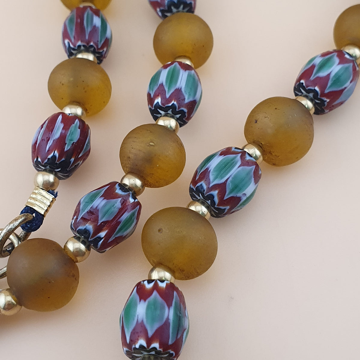 Collier de perles vénitiennes style africain chevron et verre jaune vintage