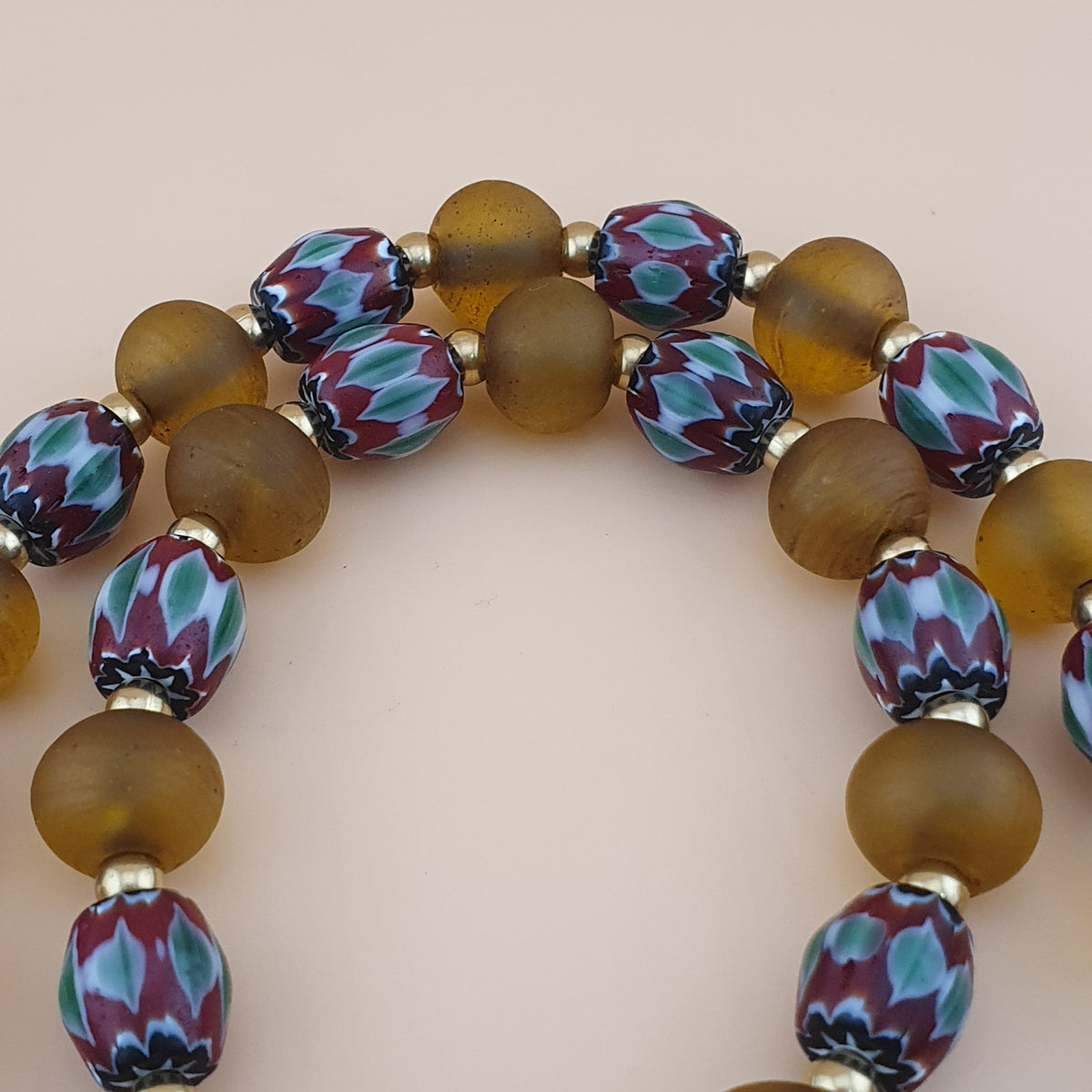 Collier de perles vénitiennes style africain chevron et verre jaune vintage
